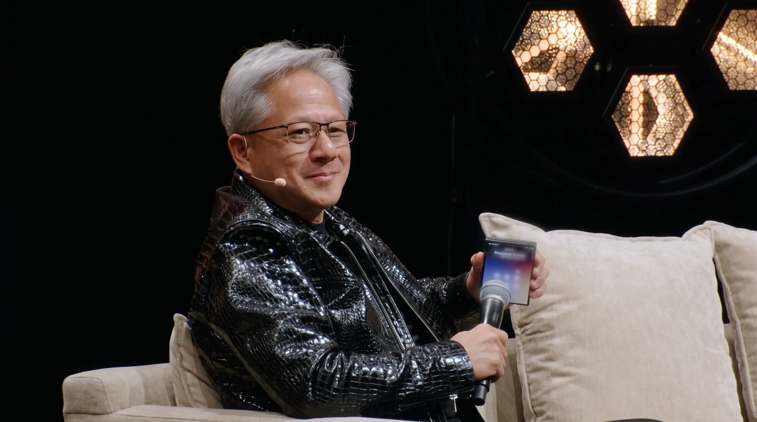 黄仁勋现场接通特朗普电话;字节跳动上半年净利率降至16.7%;华为发布3D数据中心 | 马上知道