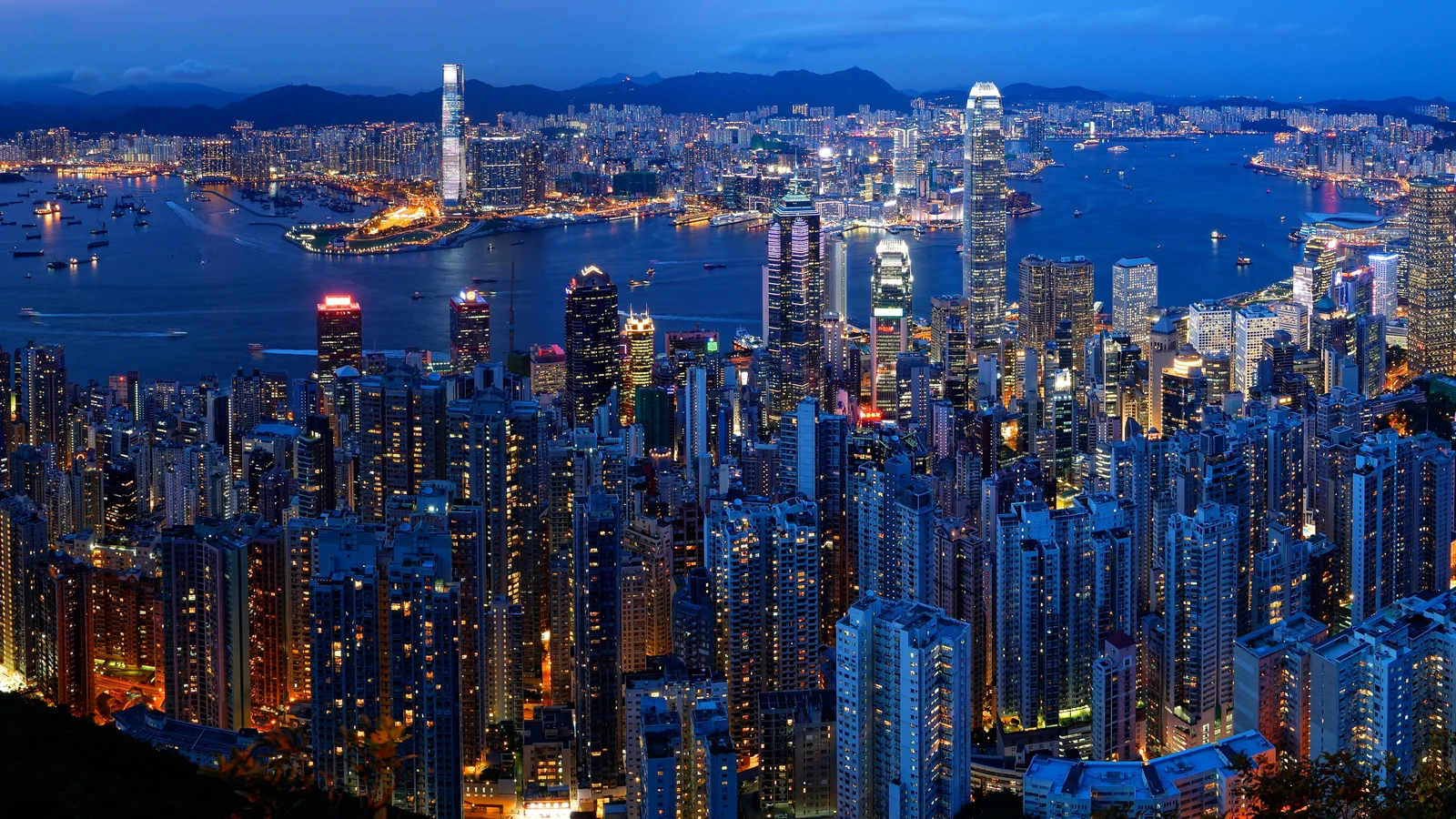 从太平山望向香港维多利亚港与城市天际线的2014年实拍。摄影：Romain Pontida，CC BY-SA 2.0。