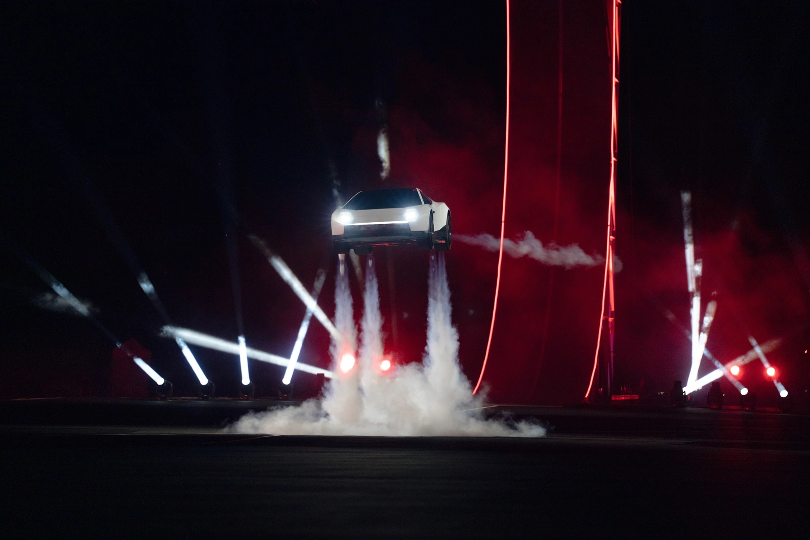 Roadster在官方演示中短暂离地。来源:Tesla,Courtesy of Tesla, Inc.